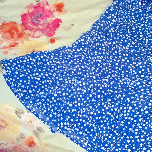 ✨ Flouncy Blue Floral Romper ✨ - Picture 4 of 6